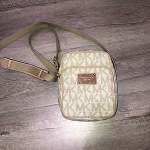 🚨 Michael Kors CROSS BODY BAG 🚨